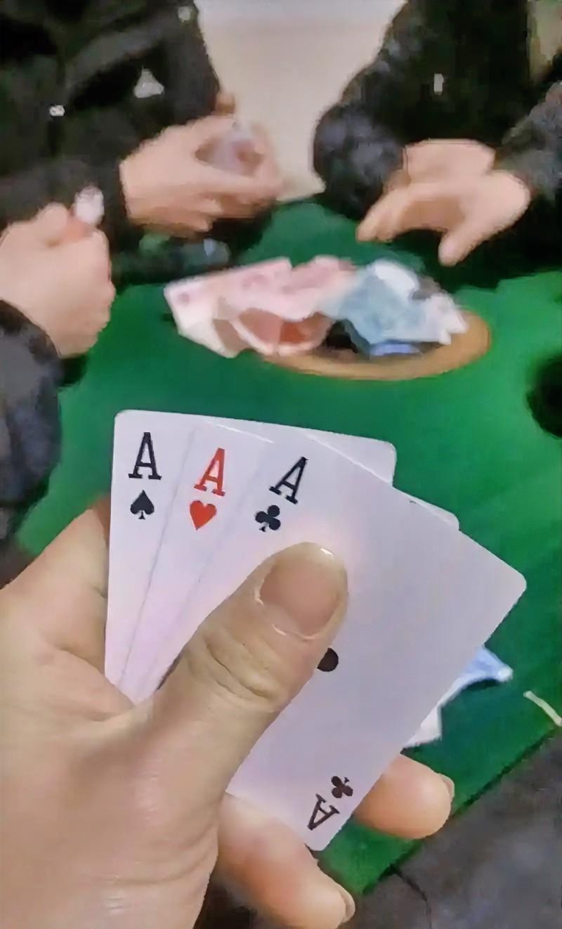 笑不活了！江苏一男子和熟人玩“炸金花”，一夜之间输得连裤衩都不剩，甚至还倒欠下一