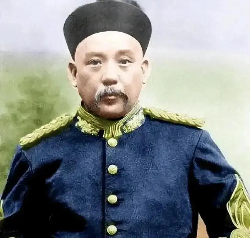 袁世凯的短命和纵欲过度有直接关系。他一生娶了10个媳妇，共生了32个孩子。他靠在烟榻上，感觉自己像一