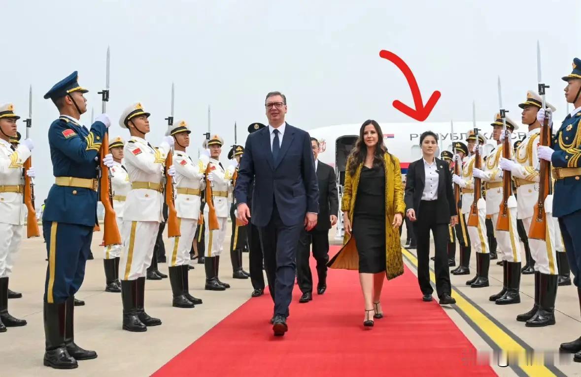 塞尔维亚总统武契奇抵达北京，身高快两米十分显眼，随行女保镖气质出众。这是他第八次