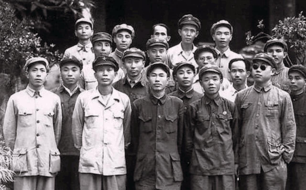根据秘书之子撰文：“上世纪60年代，湖南军区副司令因为嫌弃结发之妻，向组织提出离