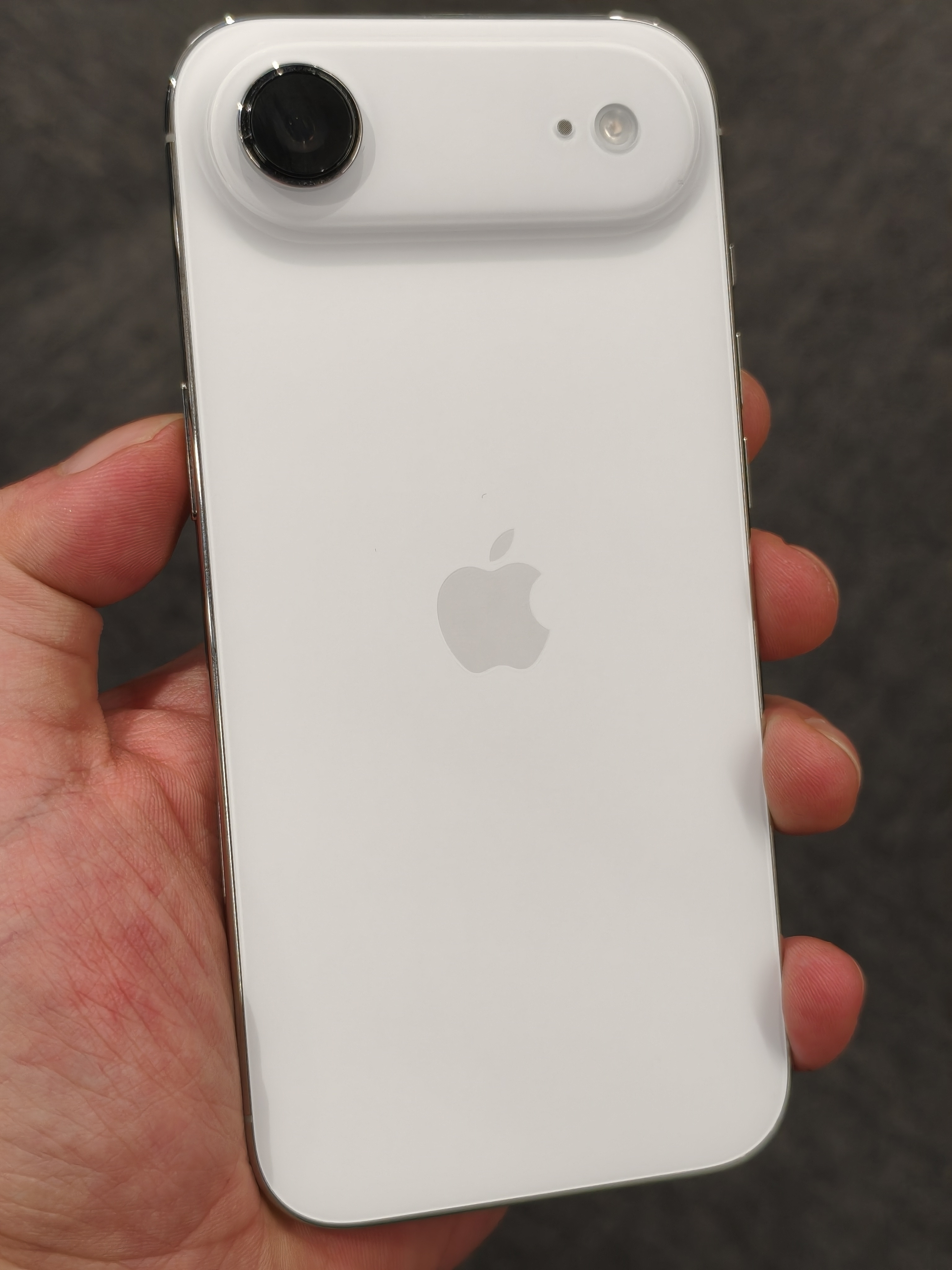 捏妈的，iPhoneAir真的是薄啊但是问了一下续航也是真的差了点得一天充两