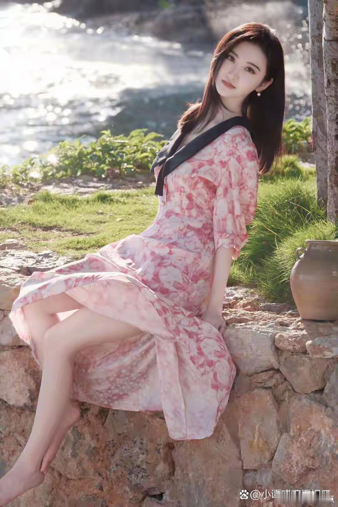 景甜粉色碎花裙赤脚写真太绝，踩木台的模样美成了春日油画！