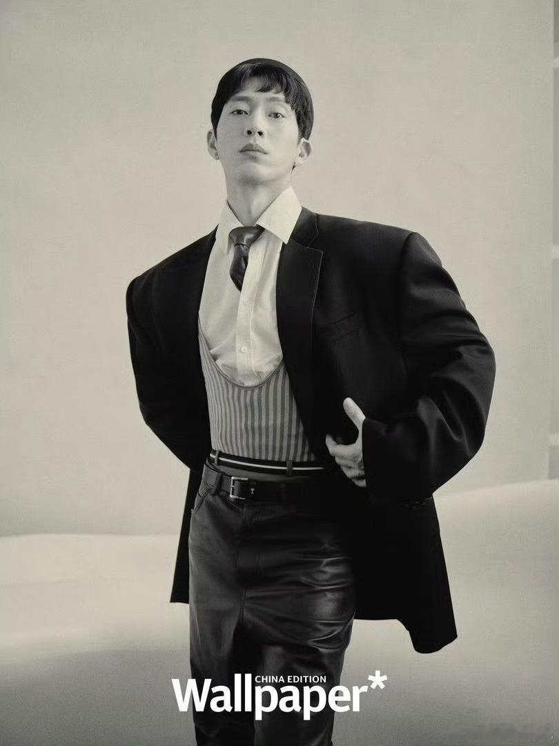 又被井柏然的时尚感惊艳到！手绘巨型衬衫搭配利落大衣，小胡子点缀雅痞范儿十足，穿梭