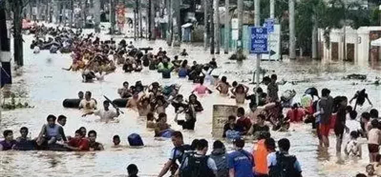 这次，中国没送米。菲律宾连遭三轮风暴袭击，360万人受灾，损失惨重。