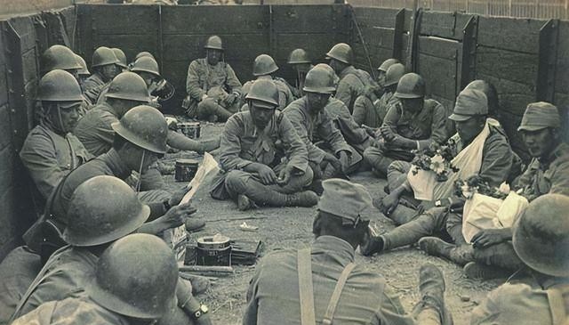 1943年，日军在清理刚刚结束的战场，伪军发现一名重伤的八路，悄悄地对他说：“我