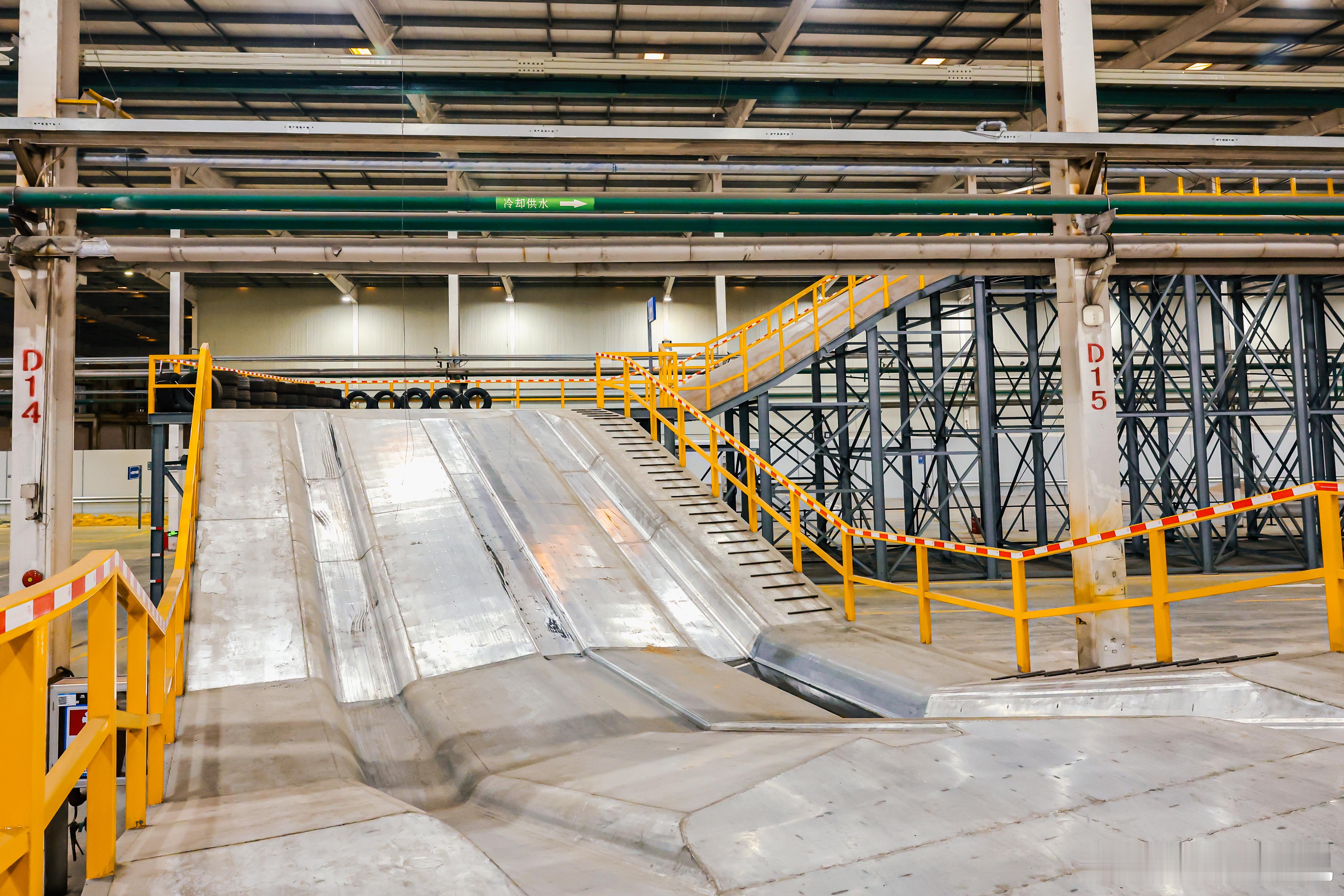 把山搬进厂里是疯了还是清醒之前我就跟大家分享过仰望U8的性能有多卓！这次，比亚迪