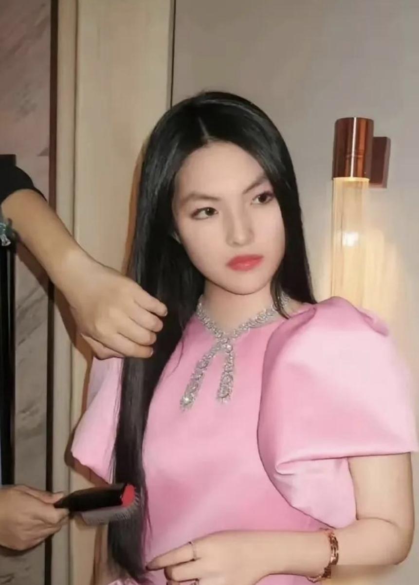 李湘母女终于瘦下来。听说王诗龄体重减掉了20斤，最近又换了个新眉形，整个人气质都