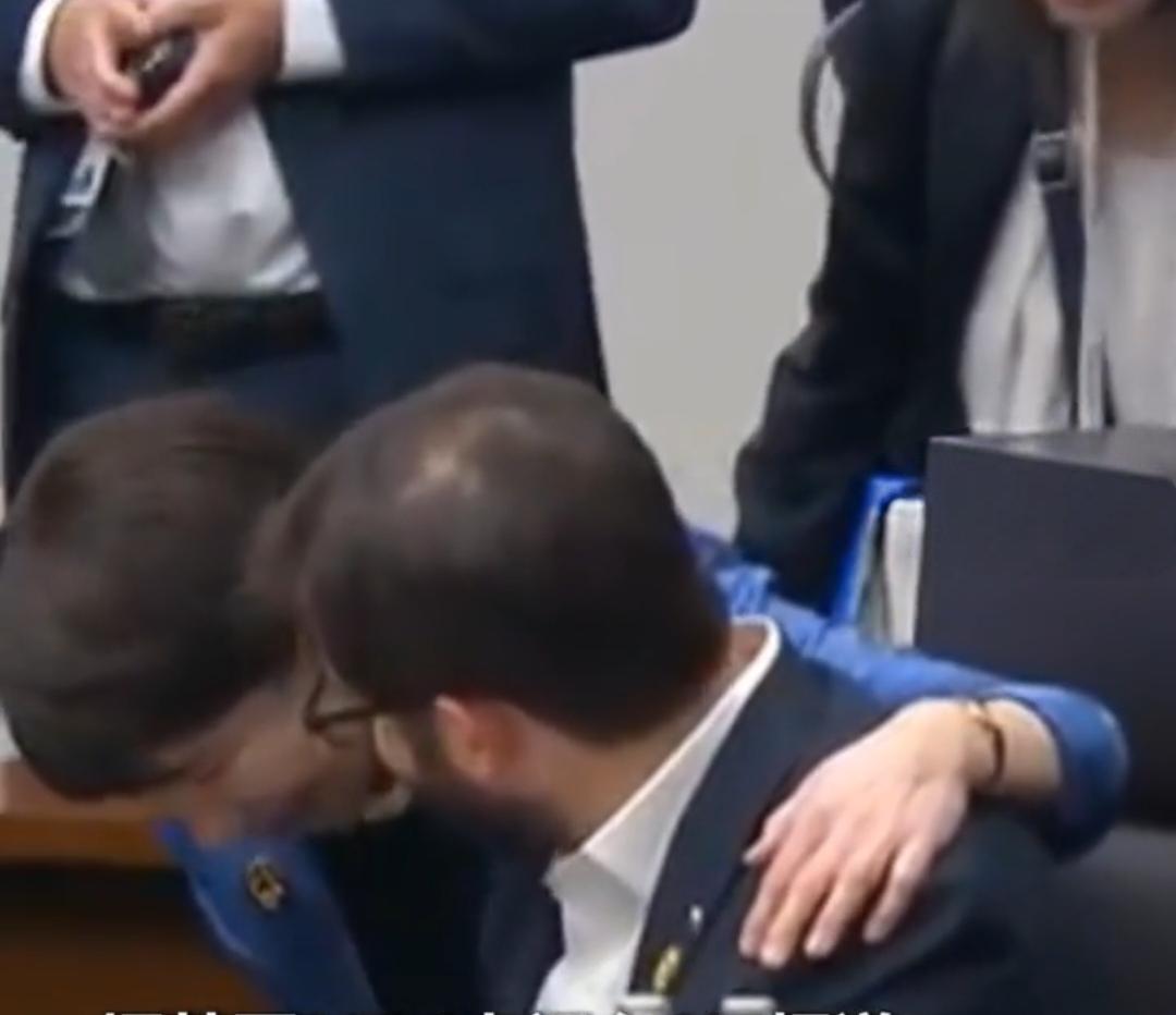 高市早苗主动搂住智利总统。高市早苗现在实行的是一种“主动进攻”的外交方式，不管