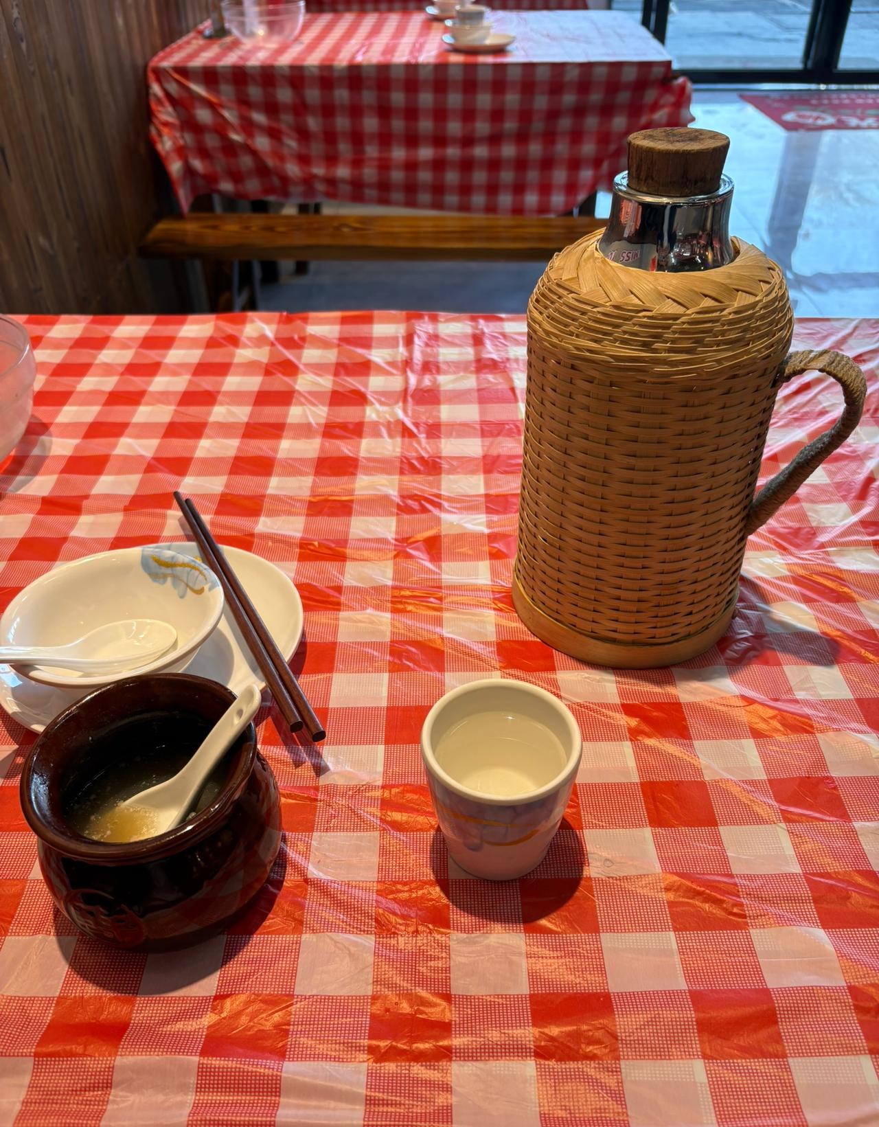 小区里面的业主群突然有一个人发布了一个让人震惊的消息，他说他的房免费送。什么