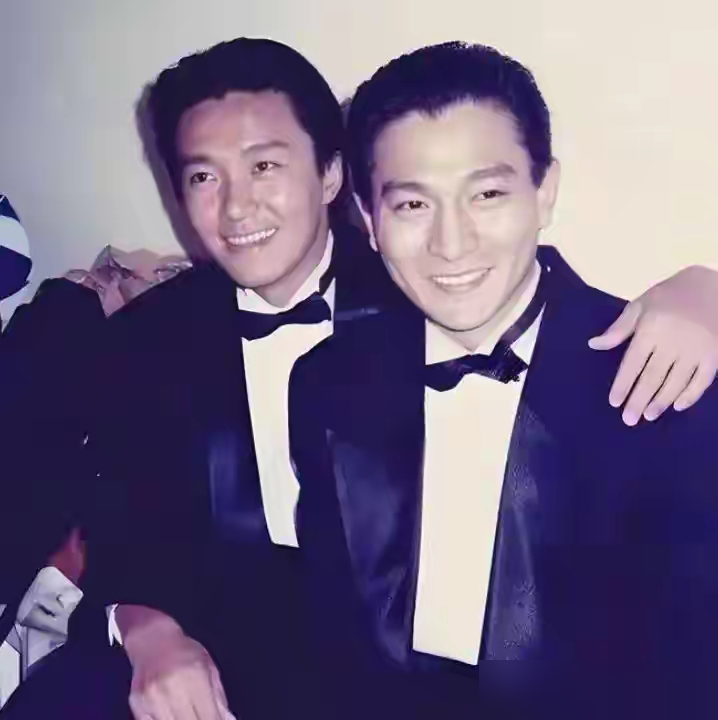 向太逼全港明星站队，刘德华一句话让所有人闭嘴。2014年那场大戏，向太炮轰周星驰，张家辉、任达华、刘