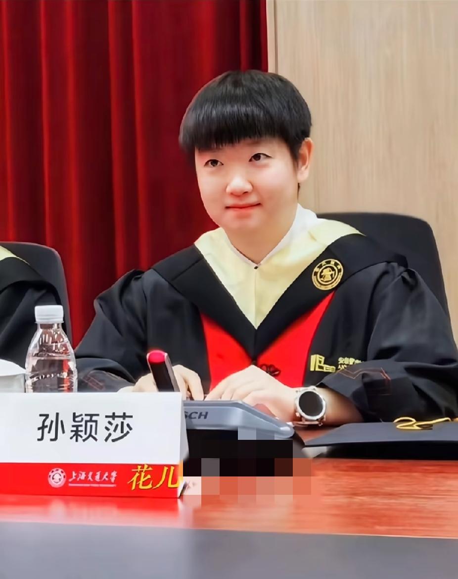 孙颖莎交大服造型，软萌反差感拉满！刷到莎莎在上海交大的学士服造型，真的被狠