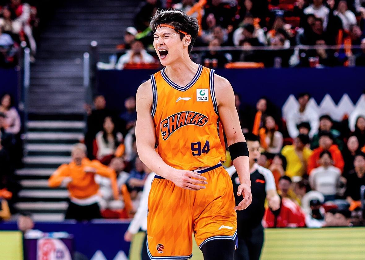 谁才是国内第一中锋？别拿我不当内线！王哲林轰下24+17统治内线，上海客场赢球他