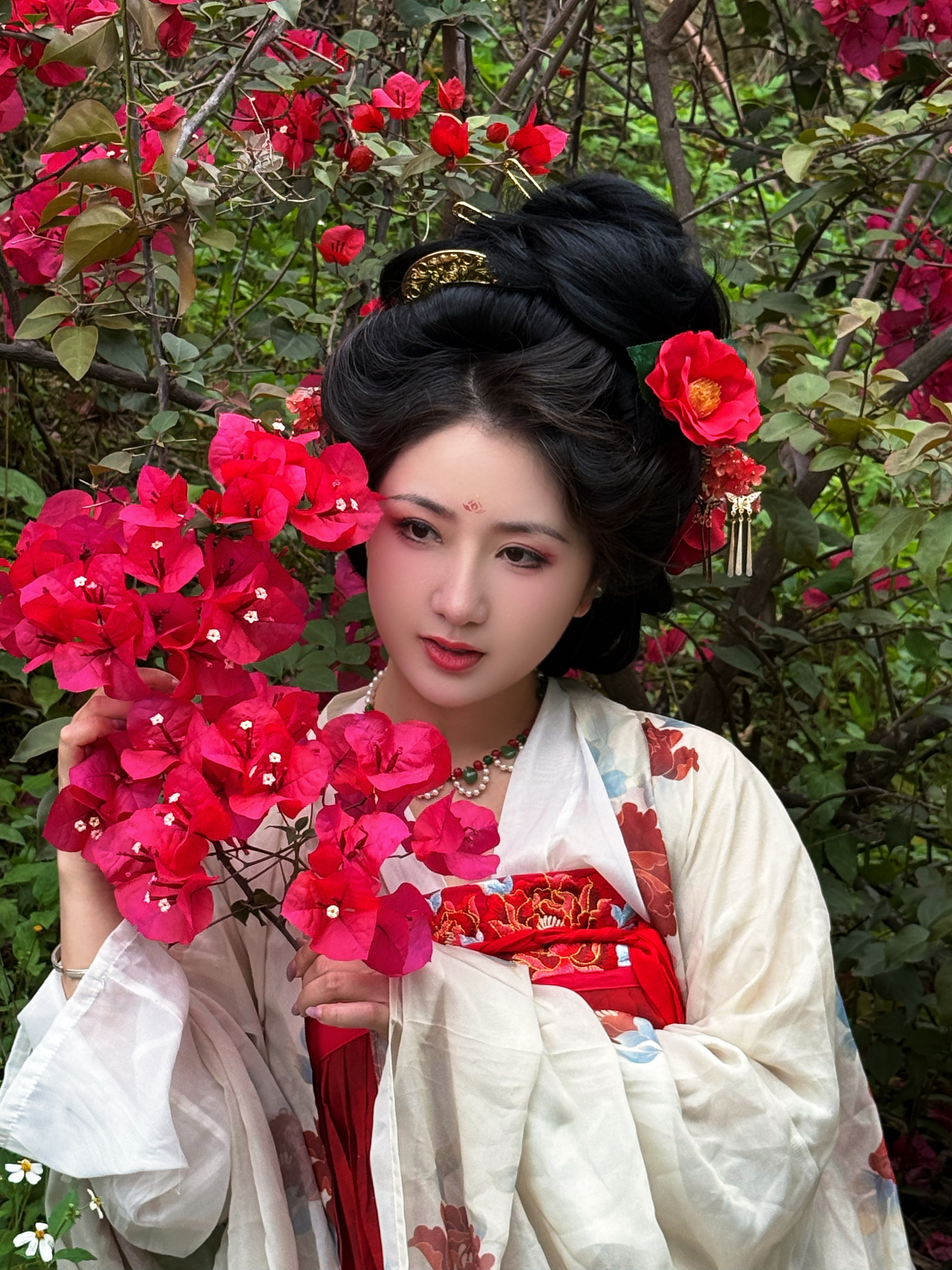 三角梅的季节又来啦！日常分享汉服摄影摄影/后期：我，出镜的是朋友汉服南宁