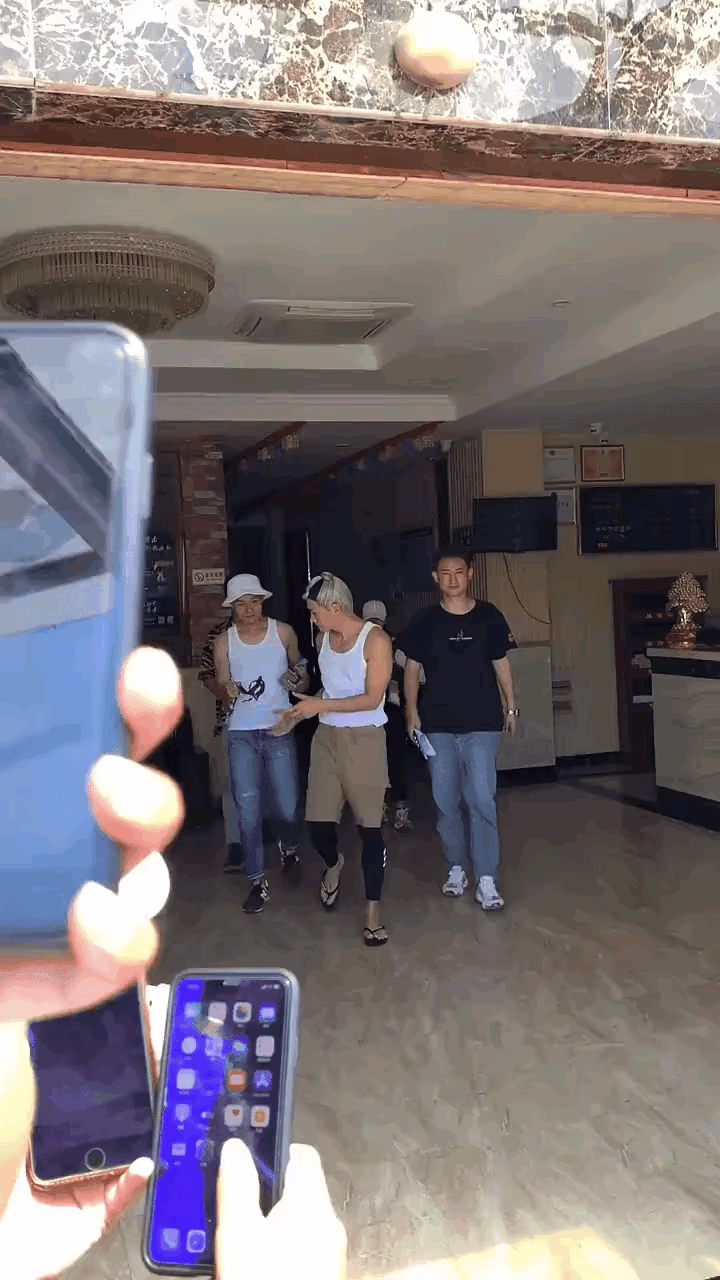 何晟铭这段话说得挺接地气的，带着点小幽默和真实感。“不要拍人家腋下，没做腋下管理