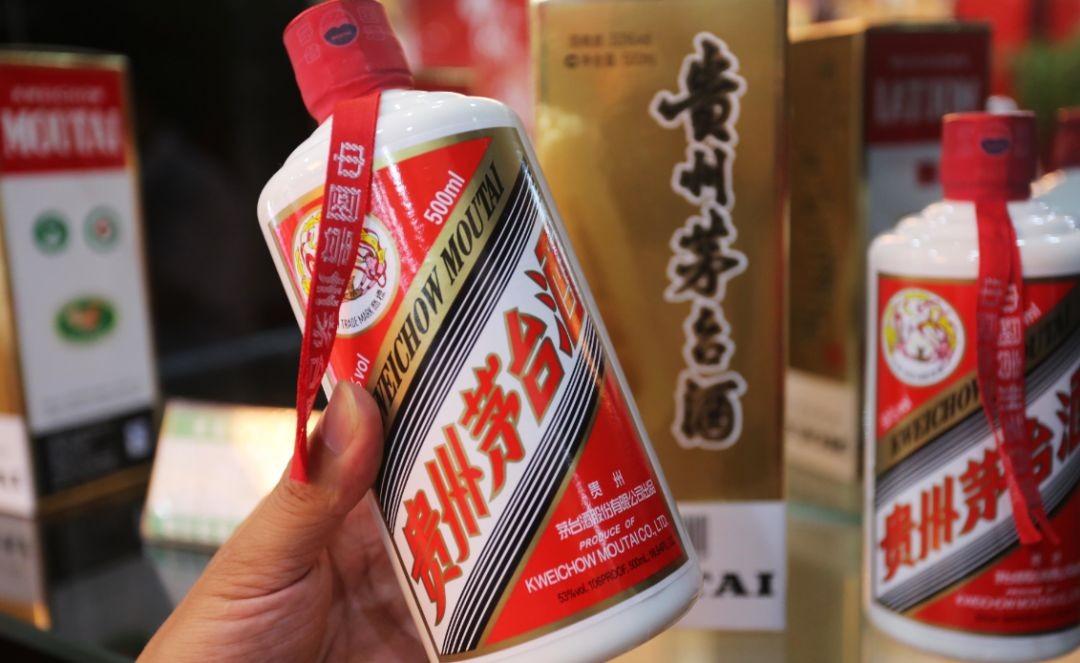 茅台，又开始搞事情了。所有商业神话最后都要回答同一个问题：潮水退去，还能飞天？