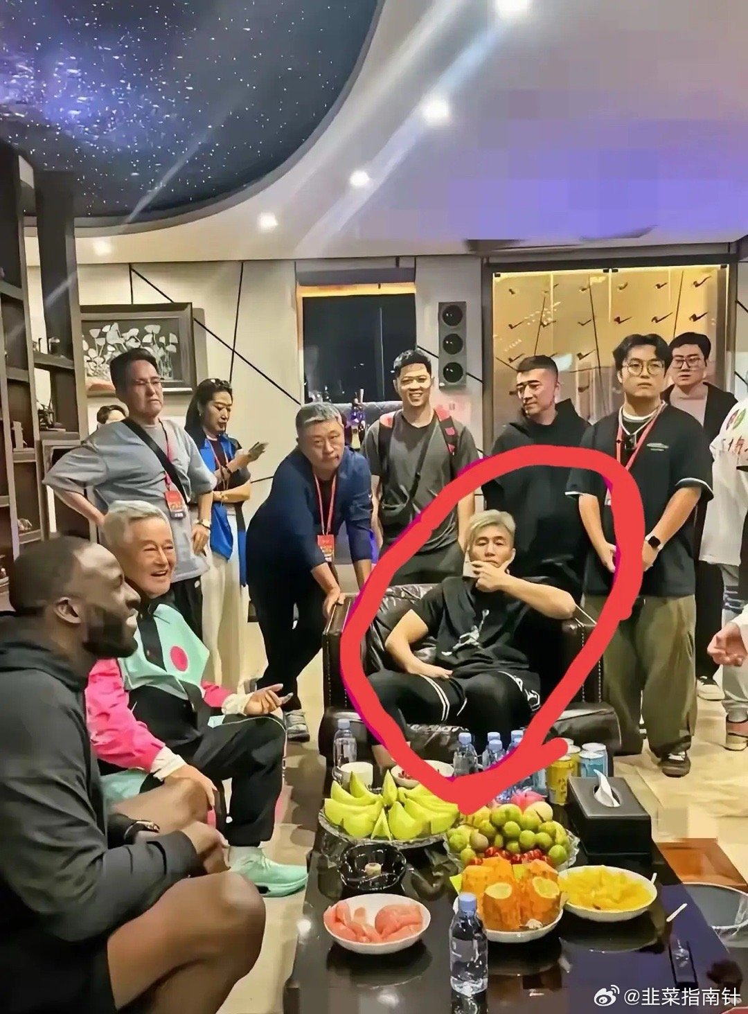 这个黄头发的人是谁，感觉比本山大叔还牛！​​​