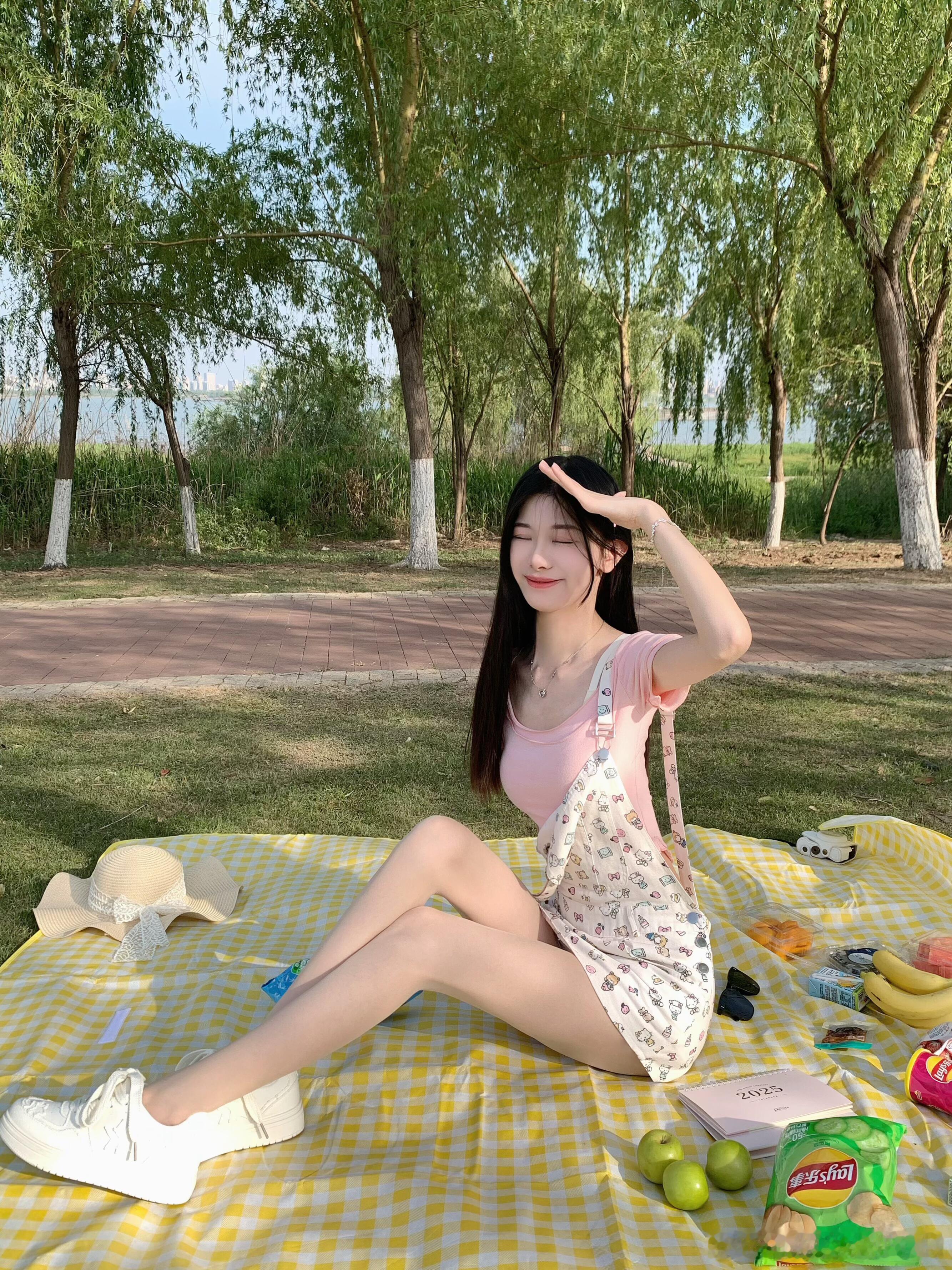 能看出穿了丝袜吗？​​​