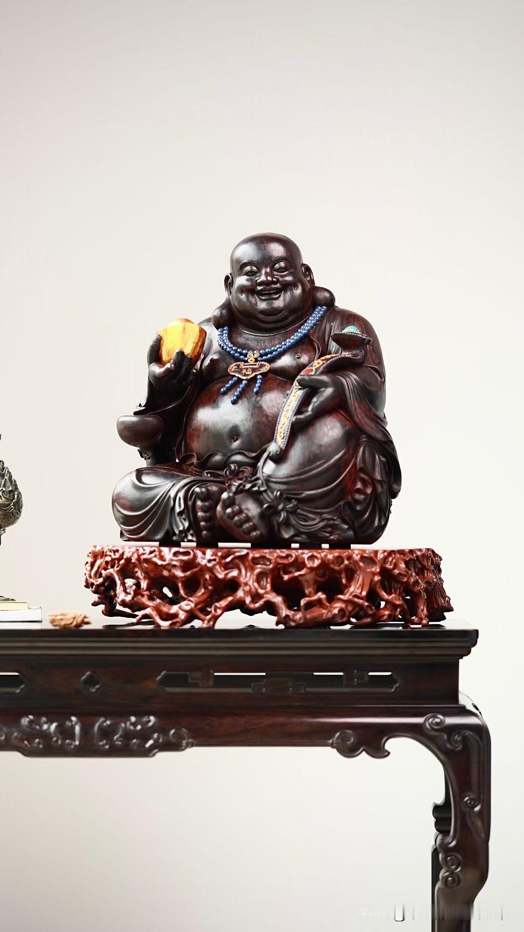 有些弥勒，一看就热闹。而有些弥勒，是越看心越松。这尊印度小叶紫檀《如意弥勒