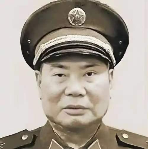 李平曾任总参军务部副部长，退休后痛感军风日下，军纪涣散，于是每天早上站在国防部大