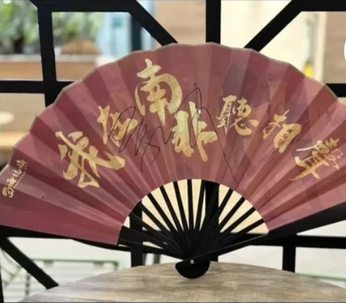 太给力了！一个民营相声社团出国演出，主流媒体发文报道实属罕见。郭德纲德云社相声