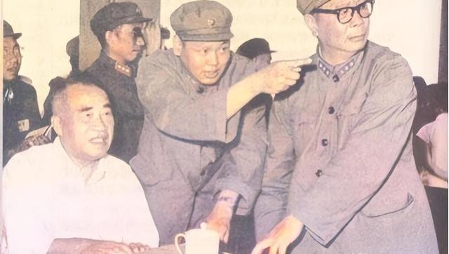 80年代初，已退休的工程兵司令员陈士榘将军与当时的工程兵文工团女干部李峥成为夫妻