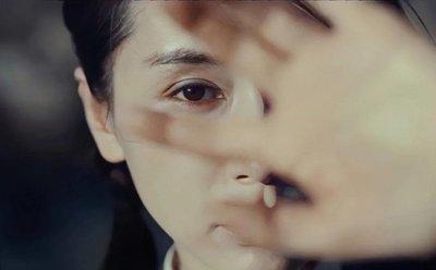 1971年，清华大学的叶文洁，擅自向太空中发射了一串电波信号，8年后，收