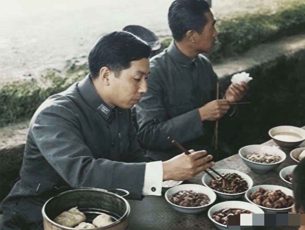 少帅张学良，是用筷子吃饭吗家人们谁懂啊！刷到一张张学良的老照片，直接给我看愣了—