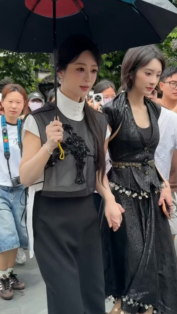 杨紫新中式侧马尾造型作为喜欢杨紫的我，真的一眼心动。怎么看都好乖啊！杨紫