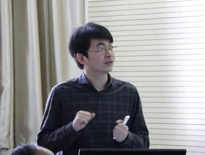 付磊教授的学生说老师：上过付磊老师的课，也听过报告本人的确幽默风趣，颜值也可