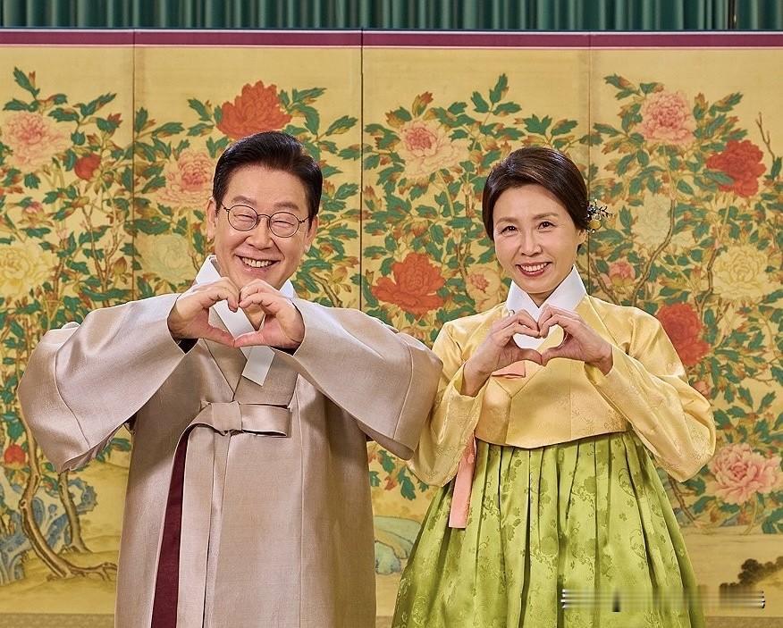 2月17日，韩国李在明与夫人金惠景发布新春贺词，以“全民总统”立誓，以国民期盼为
