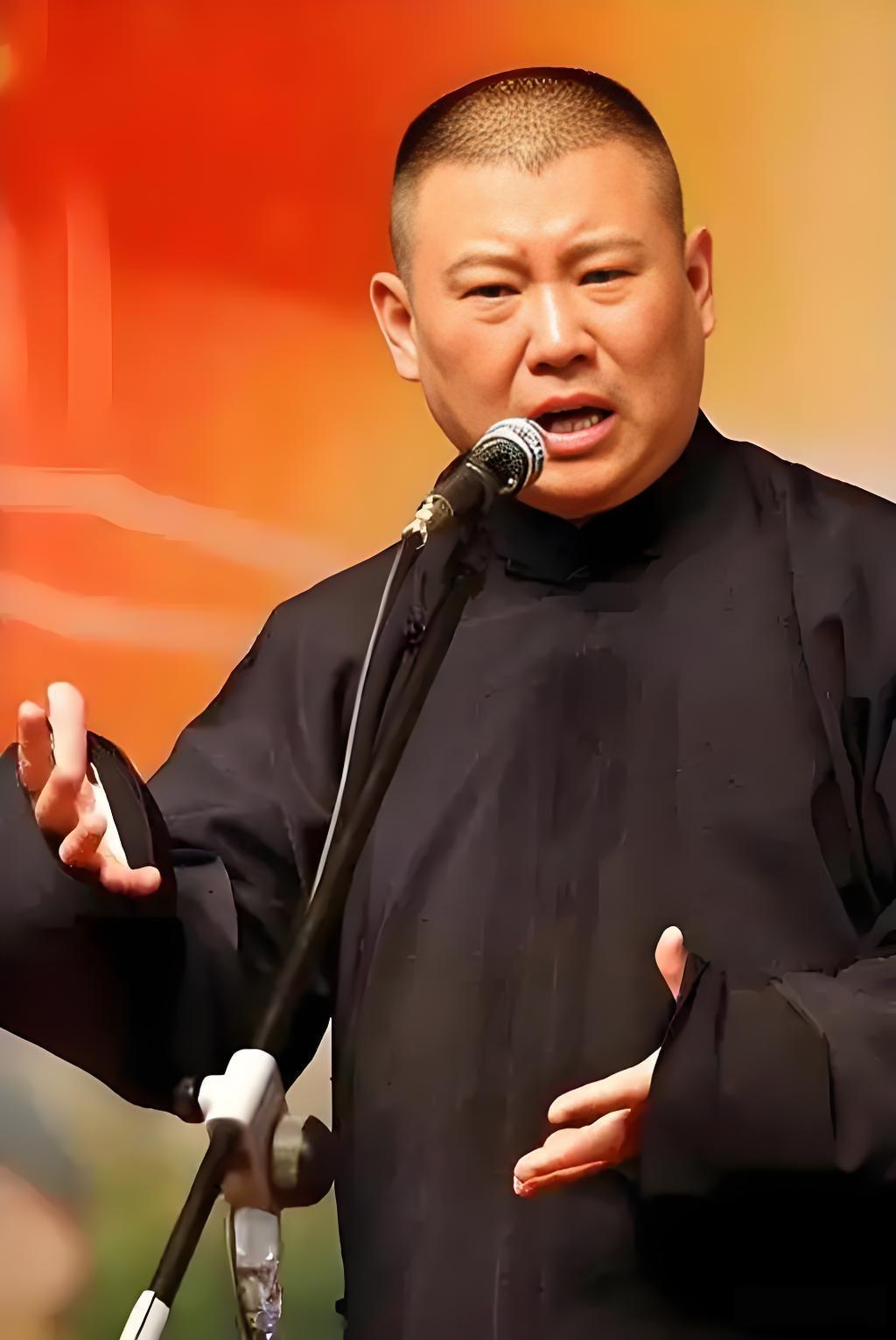 曲协副主席裘英俊近日公开称赞郭德纲“真厉害”，肯定其是相声界“一枝独秀”，还以《