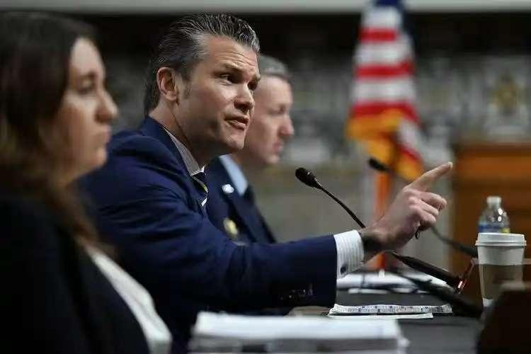 11月18日，美国战争部长赫格塞思被媒体追问:“美国第六代隐形战斗机F-47战机