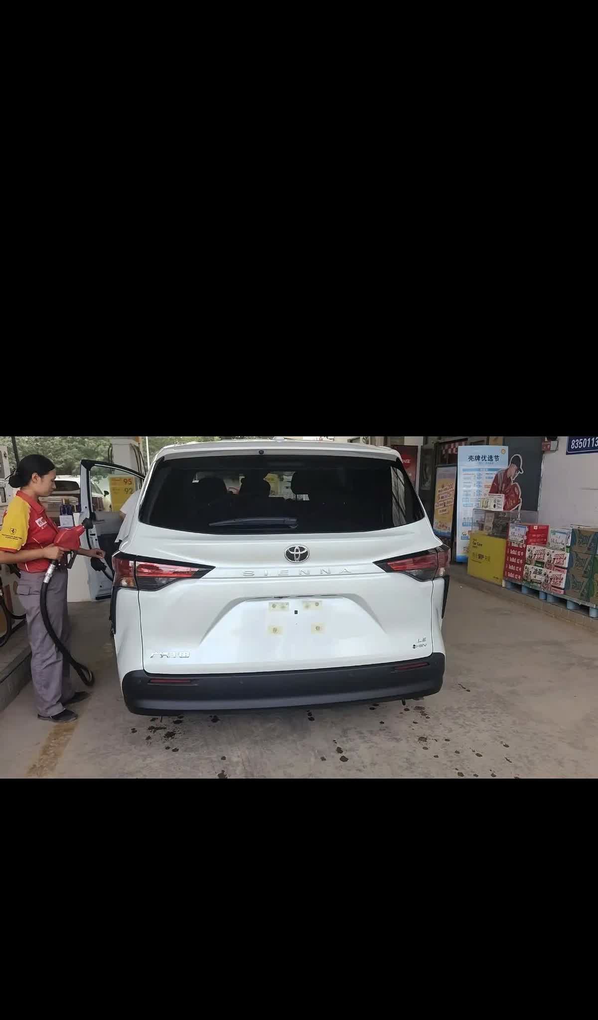32万买理想i8？我转身提了赛那看完发布会，钱包先松了口气。理想i8最低