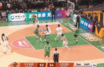 杨鸣罕见“拿下”莫兰德的两个原因北京时间12月22日，辽宁与北控的比赛来到第二节