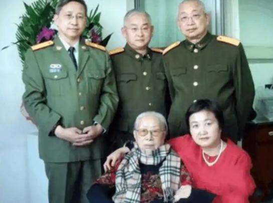 2010年，傅涯临终前反复嘱咐：希望陈赓能与牺牲的原配妻子王根英合葬。没想到后来
