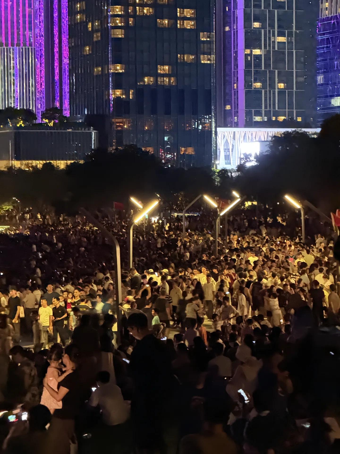 国庆的深圳很热闹，深圳湾人才公园也是外地游客的必打卡地。​​​