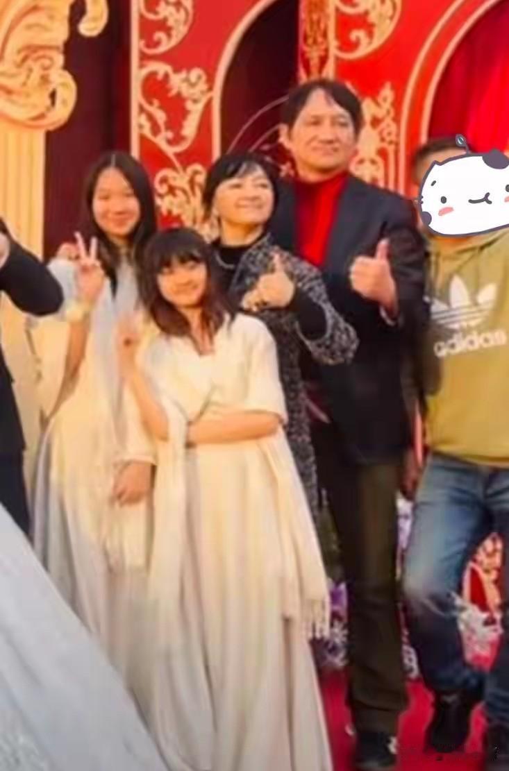 原来罗海琼小女儿早产，出生的时候还不到3斤，所以她选择了不演戏，在家照顾家庭10