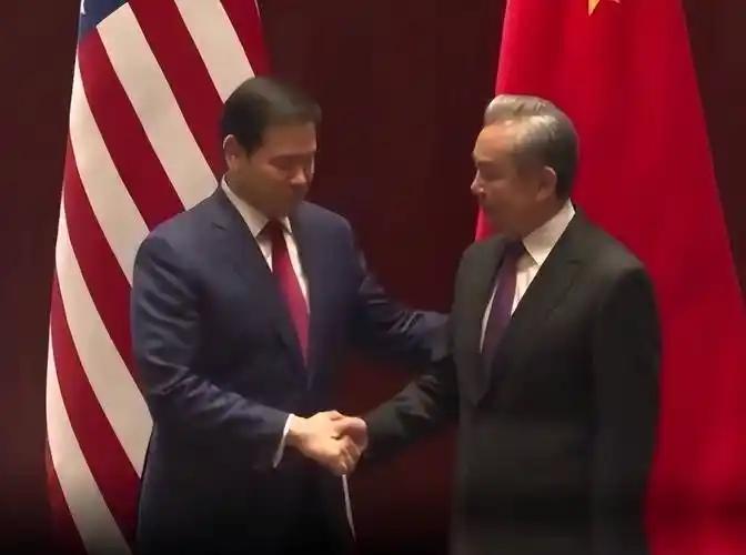 鲁比奥握完手就翻脸，把“国际水道”又念了一遍，这戏演得太熟了。翻遍《联合国海