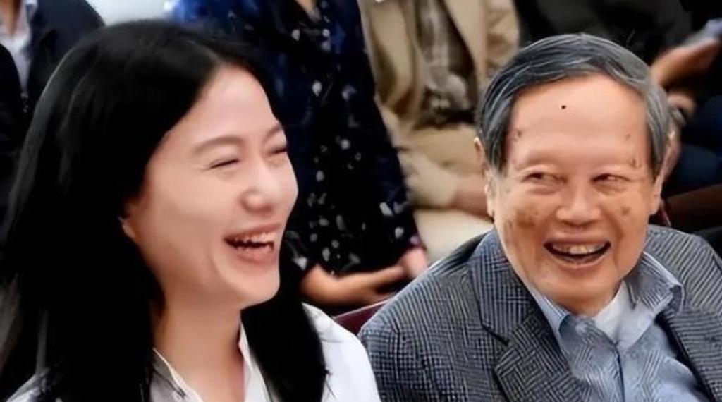 看到一条消息:清华大学聘用了翁帆,我觉得这个安排是合适的。首先,翁帆这个人,