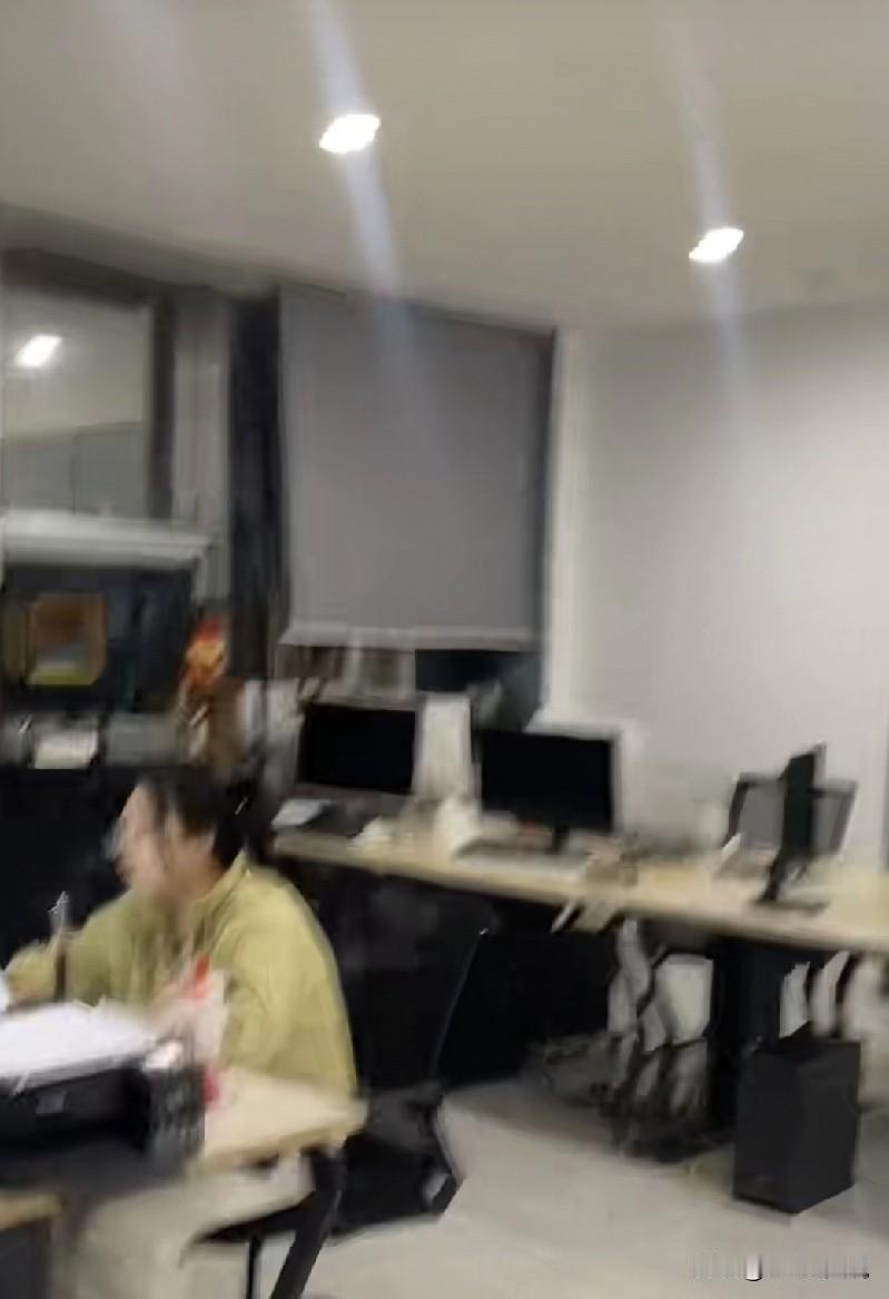 为什么加班费难搞？因为很多公司都有这样的规定：员工要申请，公司要审批通过才可以，