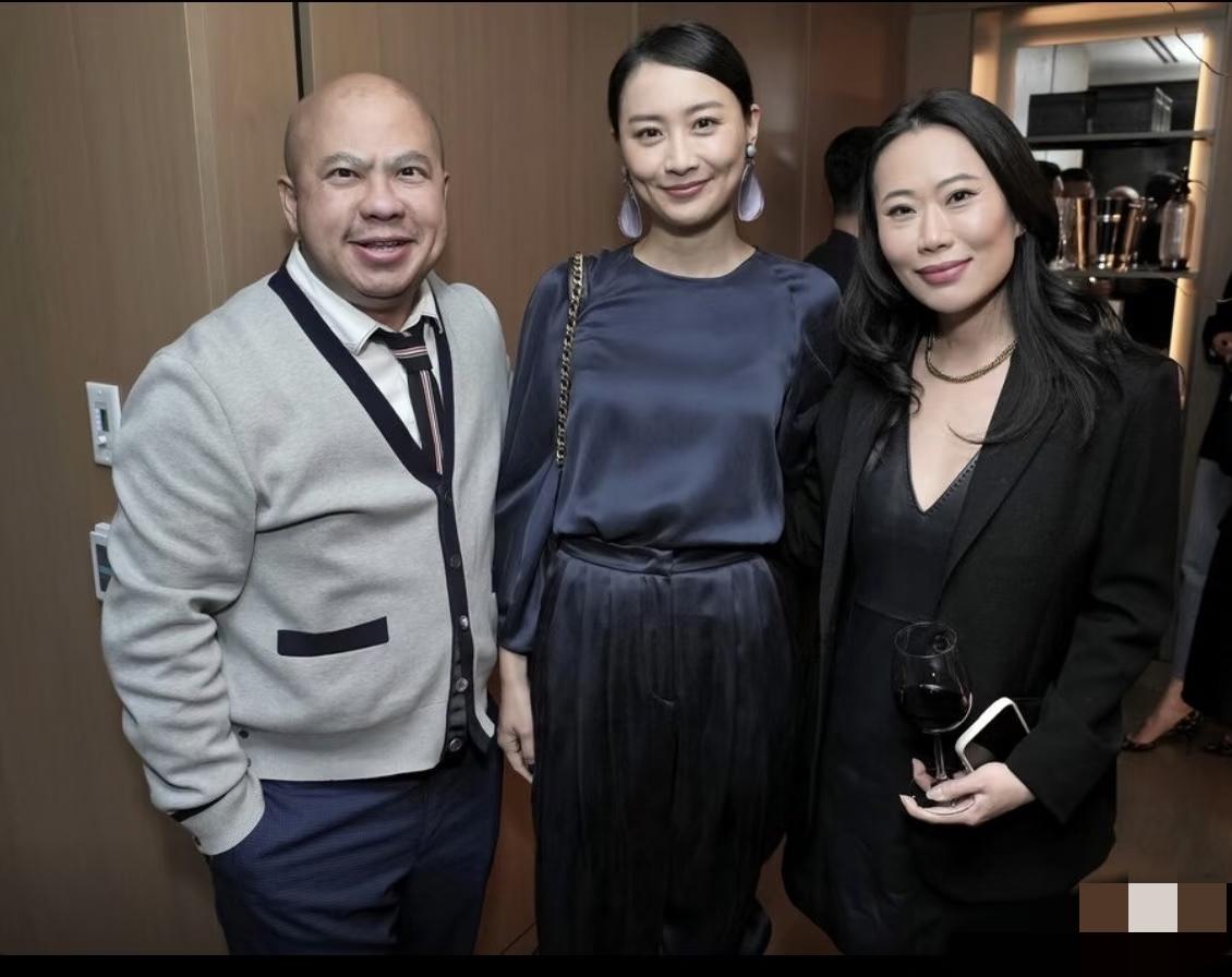 新鲜的陈法拉，有了大妈的感觉，嘴角的褶子好多!2月12日，陈法拉现身美国洛杉