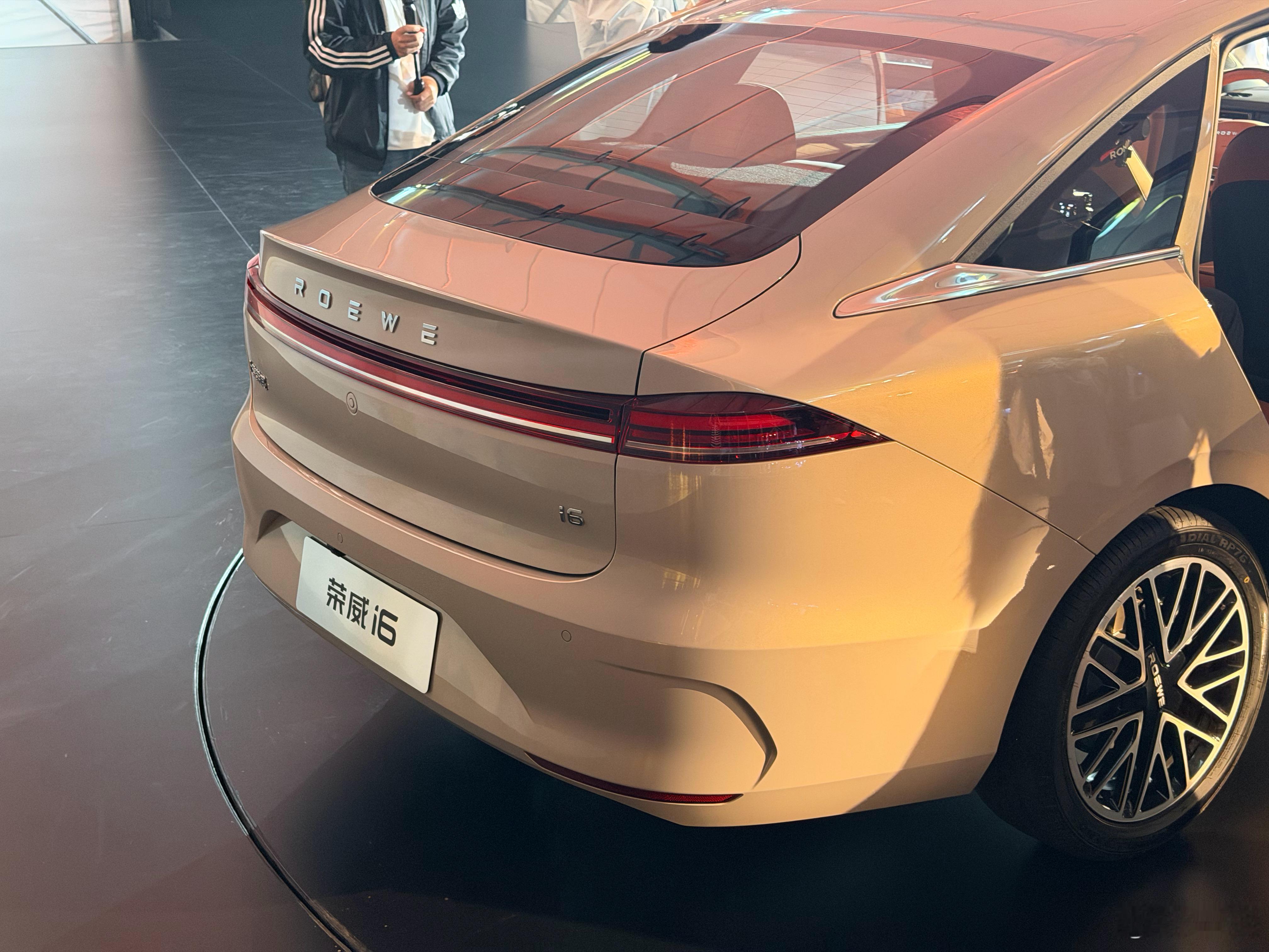 荣威i6想抢日产轩逸的饭碗？昨日荣威i6开启预售，提前订最低6.59万荣威i6用