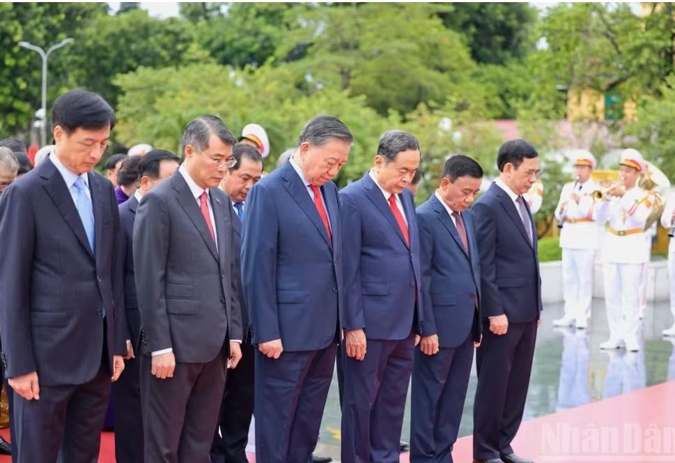 有点意思！越南四驾马车加二，集体亮相！越南今天（10月5日）十四届第四次全会