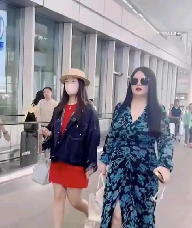 网友：李湘砸钱带女儿出入上流社会了！
