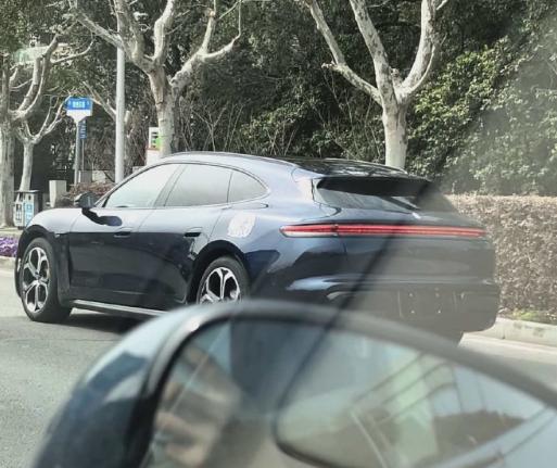 尚界Z7T旅行车正式上街，这也是鸿蒙里面的首款猎装车型，大宽体贯穿样式的尾灯确实