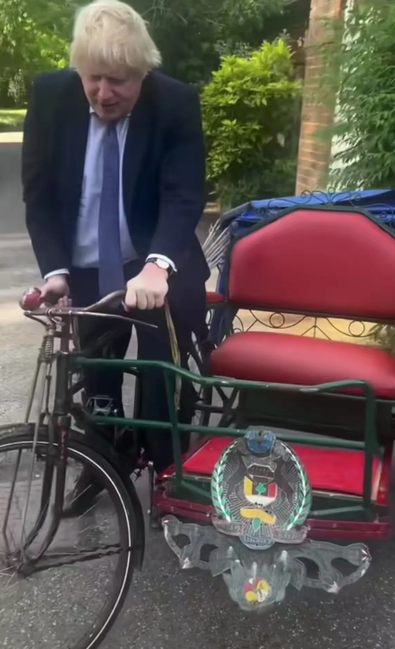 英国前首相约翰逊退休后两耳不闻窗外事，生活悠哉悠哉的，颇为忙忙碌碌。一大清早，