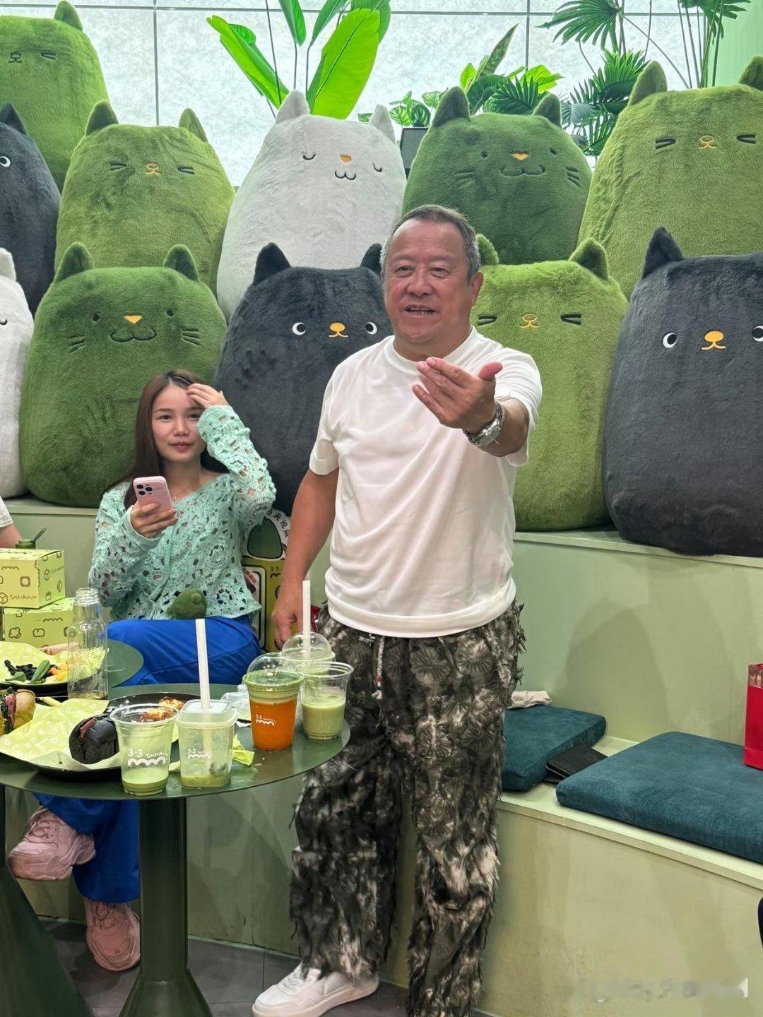 73岁曾志伟在广东一间奶茶店被偶遇，他真人看起来又矮又胖，状态看起来挺好的，精气神十足！​
