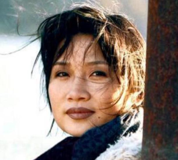 2000年，姜昆在国外偶遇已经出家的李娜，出于好奇，姜昆问她：“你到底为什么出家