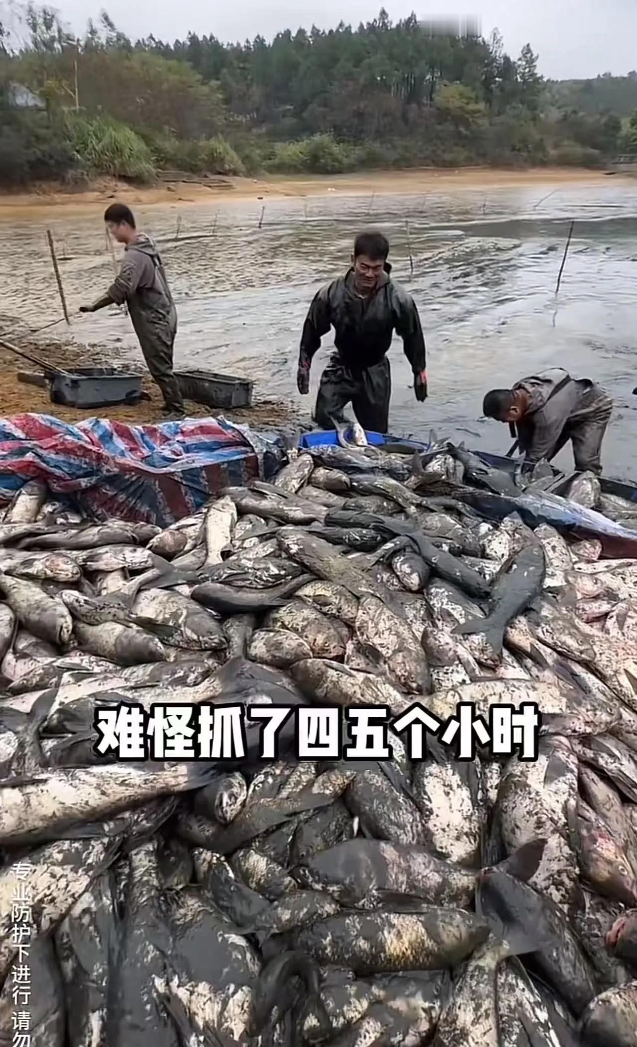 在湖南衡阳，一位19岁的男生接连失去母亲和父亲，面对生活的重大打击，父亲没有留下