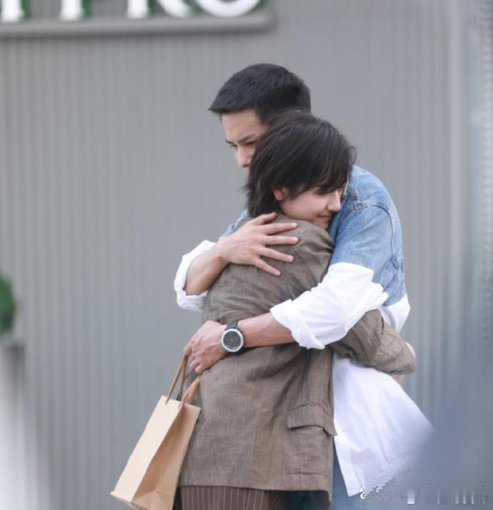 我一直以为她年纪挺大了，没想到才比张子枫大2岁